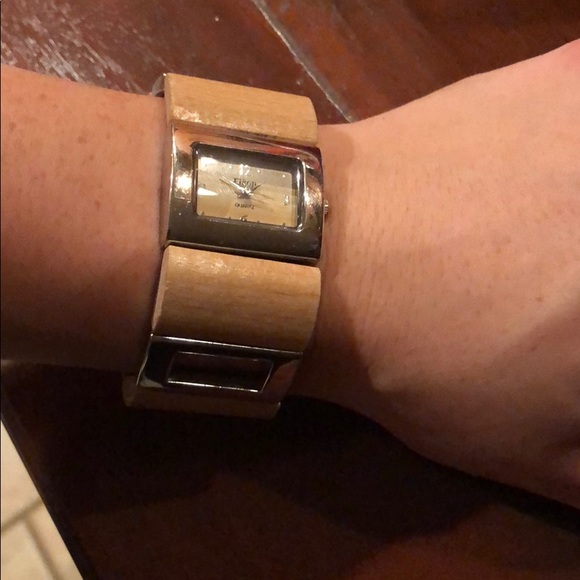 Quartz wood and silver tone watch - Picture 1 of 3
